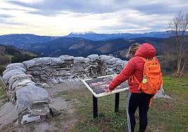 na de las placas informativas ante la recontrucción de un punto del frente de Intxorta