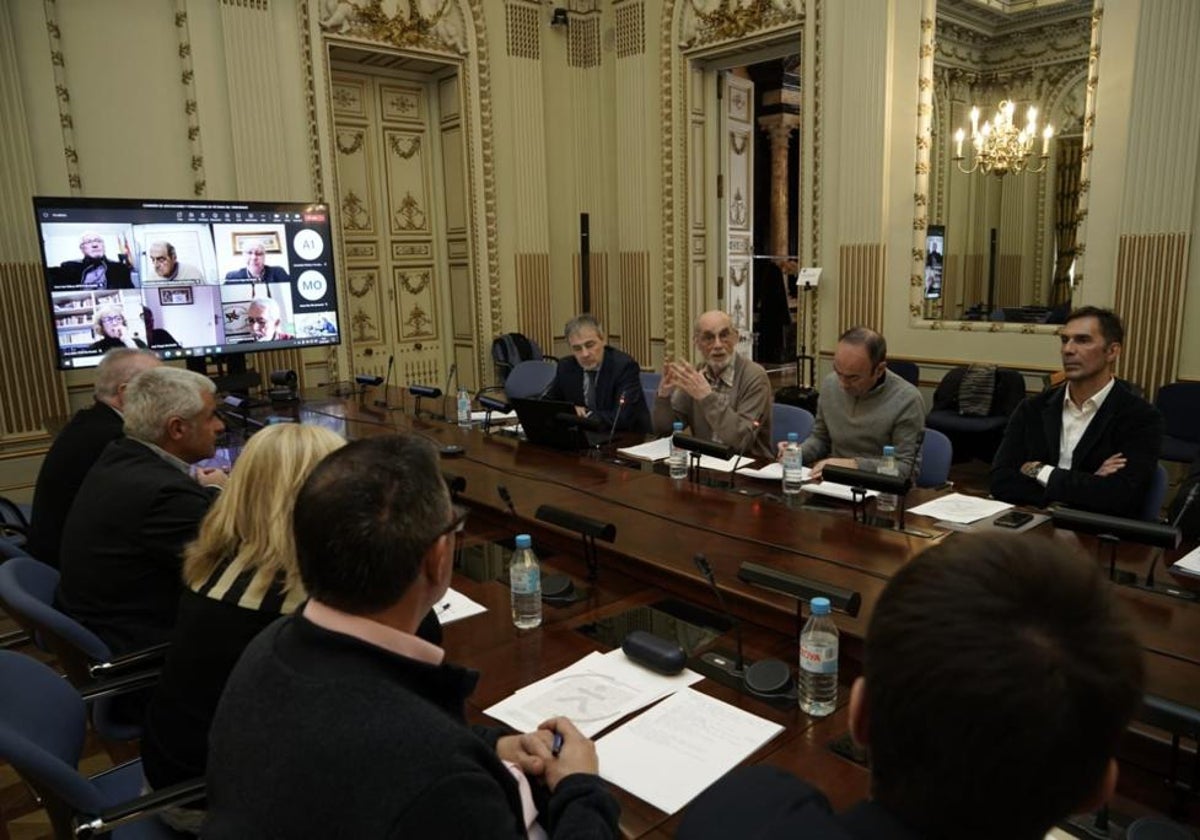 El presidente de la Fundación de Víctimas del Terrorismo, Tomás Caballero, junto a Martín Alonso y Francisco Javier Merino, a la derecha de la imagen, en la reunión de ayer en Madrid con representantes de las asociaciones y fundaciones.