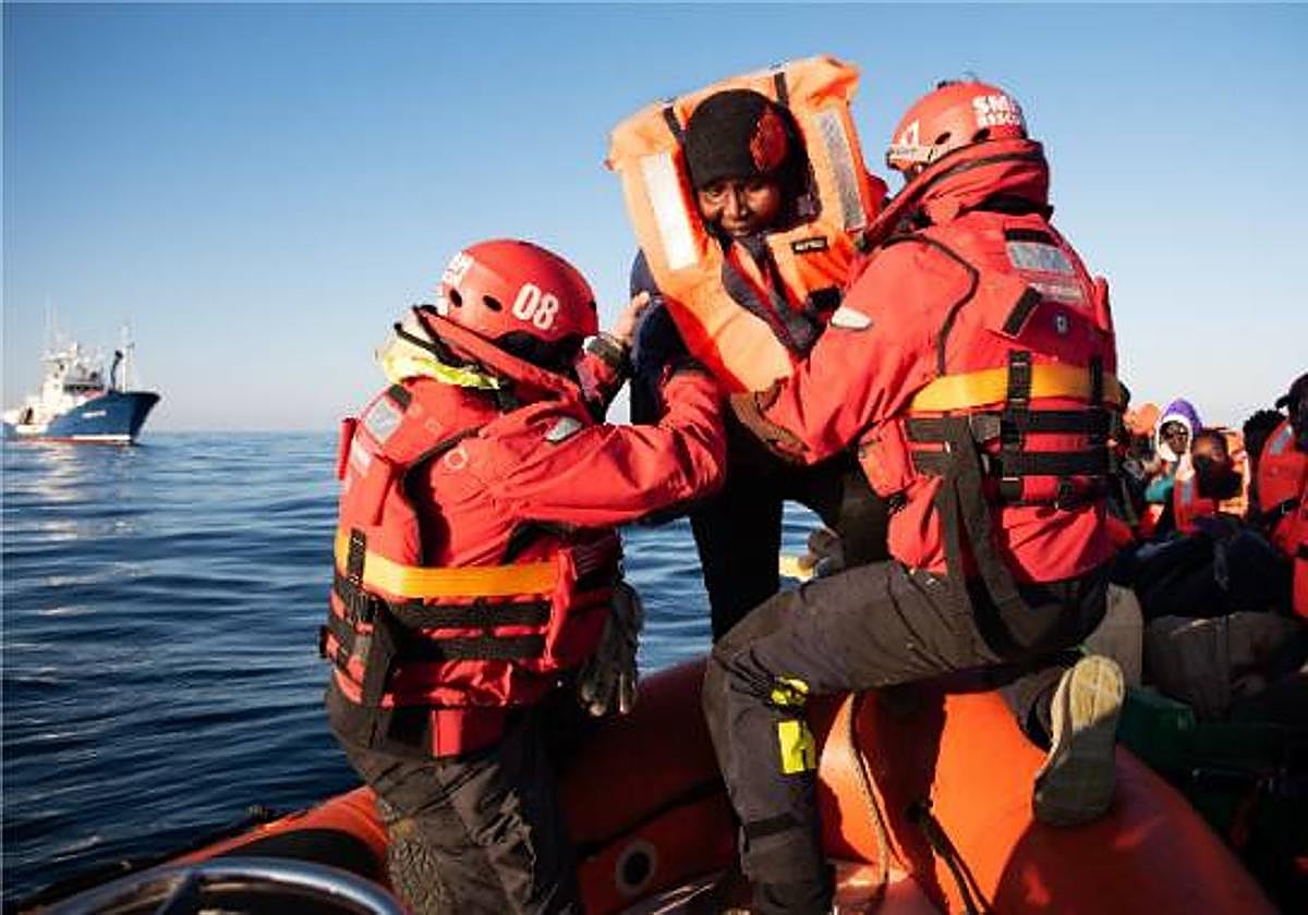 Momento del rescate de 31 migrantes por parte del barco Aita Mari