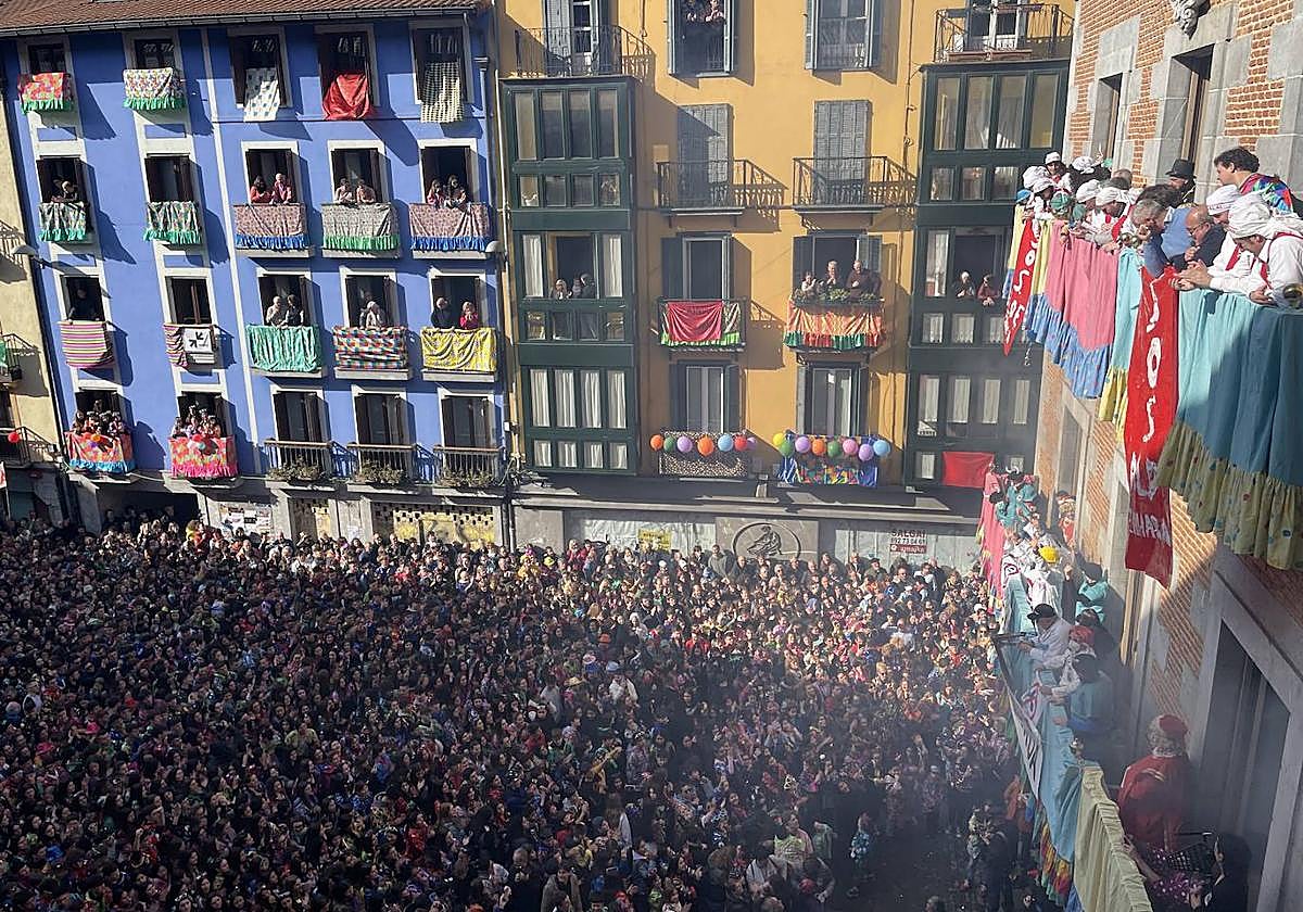 Llenazo en Plaza Zaharra antes del txupinazo