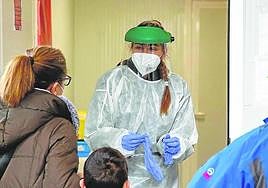 Una sanitaria realiza pruebas PCR para detectar Covid.