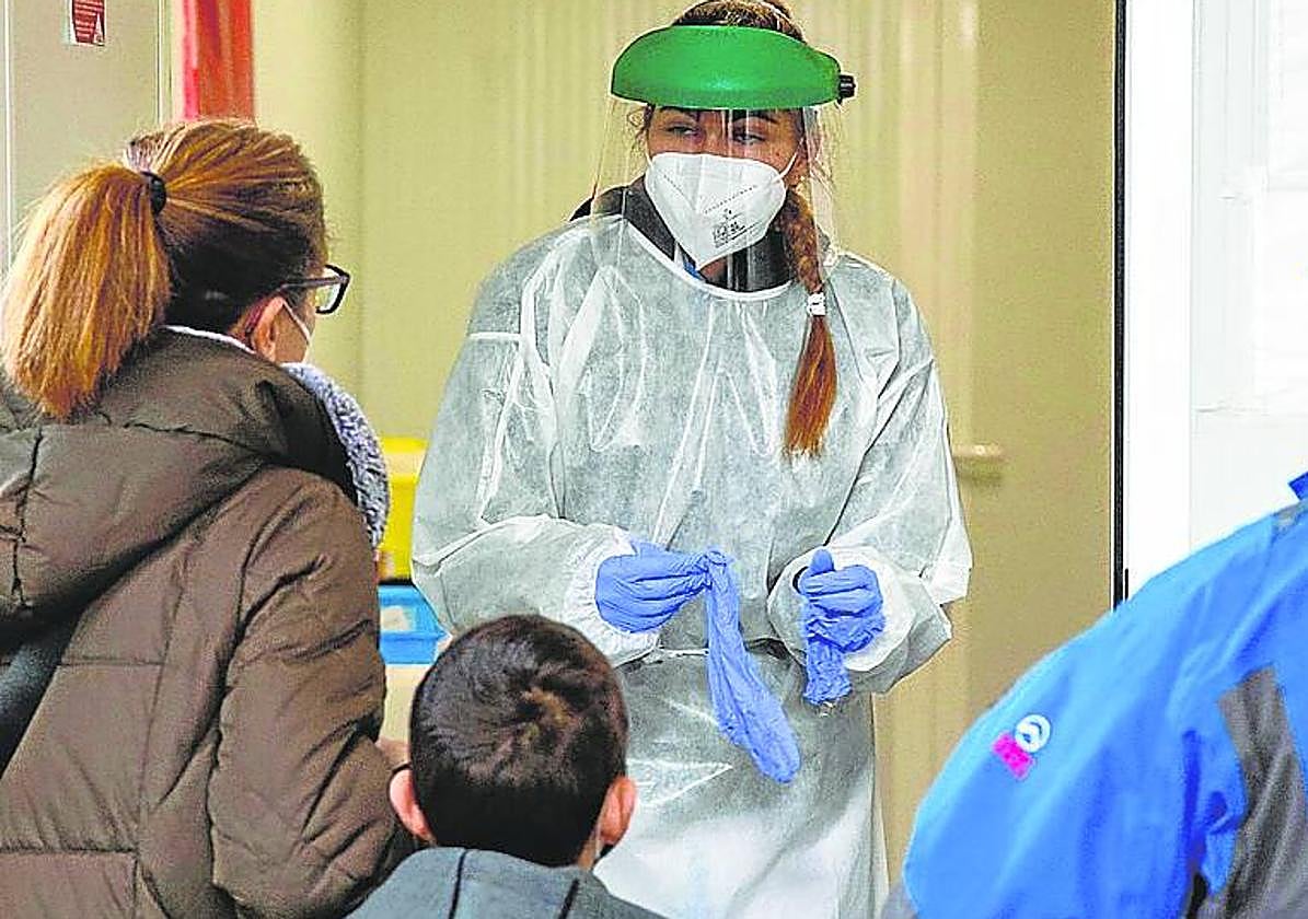 Una sanitaria realiza pruebas PCR para detectar Covid.
