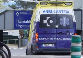 Una ambulancia llega al Hospital Donostia.