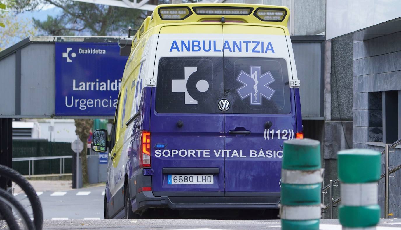 Una ambulancia llega al Hospital Donostia.