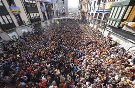 Llenazo en Plaza Zaharra antes del txupinazo