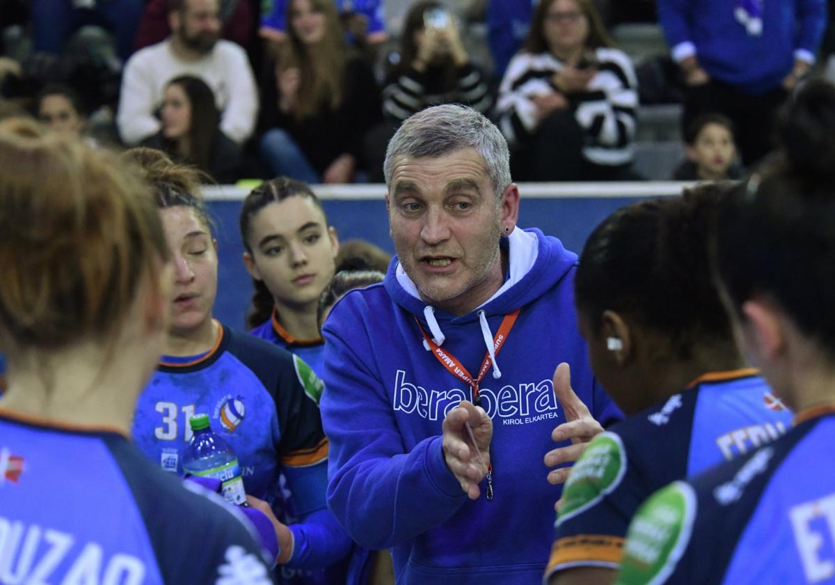 Imanol Álvarez da instrucciones a sus jugadoras.