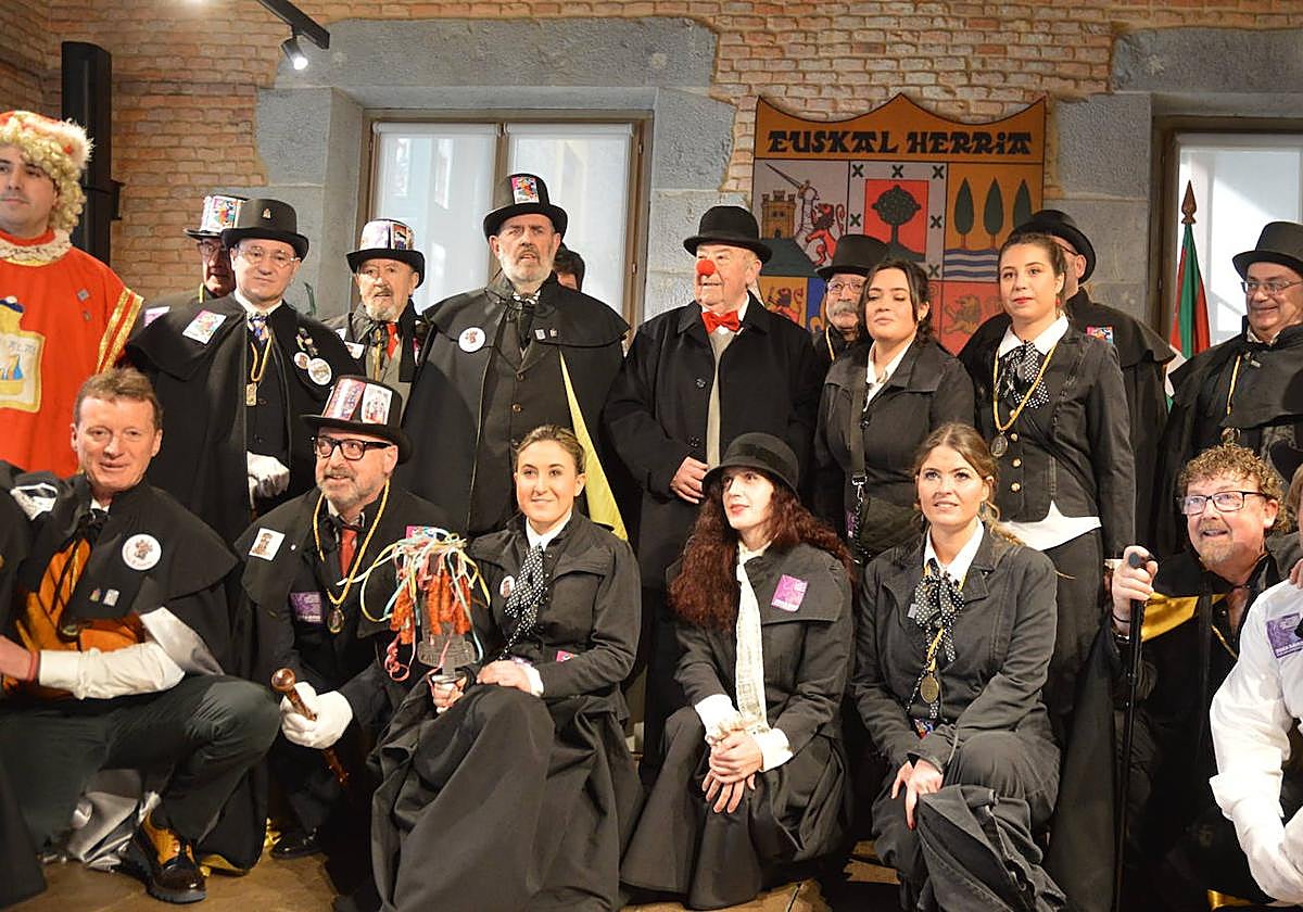 Antxon Elósegui, con su bombín de Churchill tolosarra, rodeado de la Corporación del Kabi Alai.