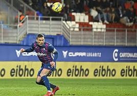 Arbilla tiene muchos boletos para repetir en el lateral derecho.