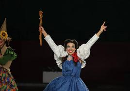 Mónica Larreina, Diosa Momo 2023, recibió el bastón de mando que la reconoce como reina del Carnaval donostiarra.