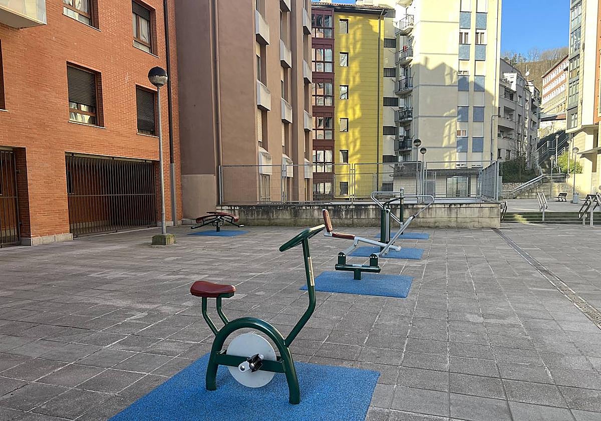 Nuevas máquinas biosaludables instaladas en el parque de las viviendas de Muzategi.