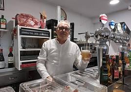 Pedro Vizcaíno sirve una de sus últimas cañas antes de dejar el bar Irrintzi, en el que ha estado dieciocho años.