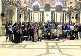 Los componentes de la Comparsa de los Percebes tras el ensayo en el salón de plenos.