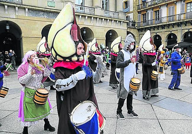 La comparsa, en la Plaza de la Consti.