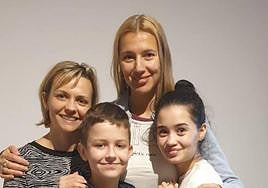 Olga Tshysevska, la segunda por la derecha, junto a la familia ucraniana que acogió en Donostia.