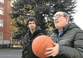 El baloncesto es la actividad con la que más se divierten en el patio de Easo intentando encestar el balón.
