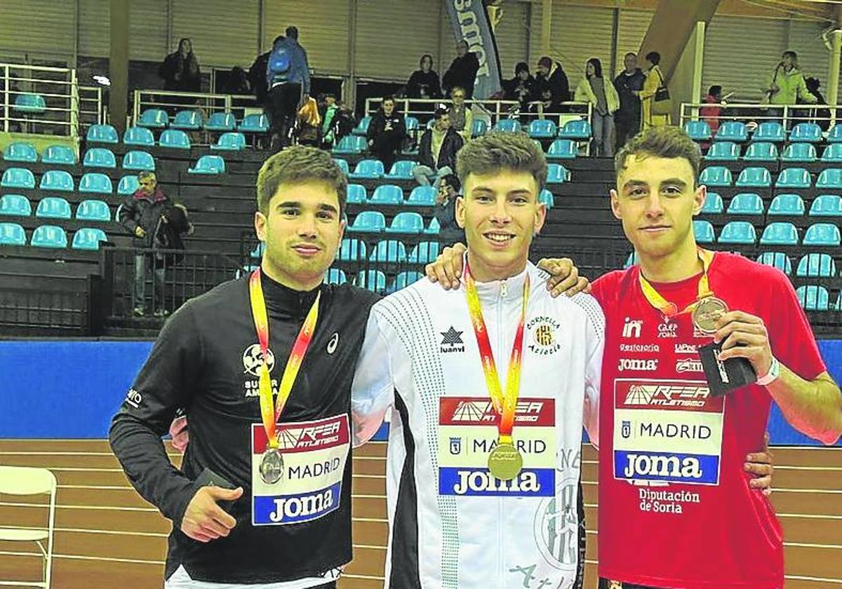 Iker Arozena, a la izquierda, con la medalla de plata lograda.