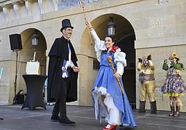 Traspaso de poderes entre el alcalde Eneko Goia y la Diosa Momo este sábado en la plaza de la Constitución