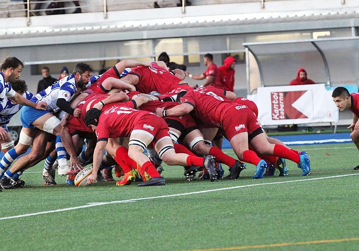Los jugadores de Ampo Ordizia se emplean a fondo en Altamira para avanzar con el oval.