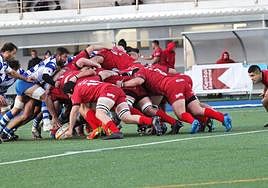 Los jugadores de Ampo Ordizia se emplean a fondo en Altamira para avanzar con el oval.