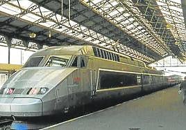 Tren de alta velocidad francés (TGV) estacionado en Hendaya.