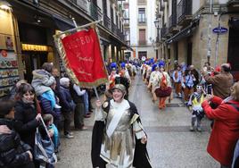 Los gallos desfilan por la parte vieja