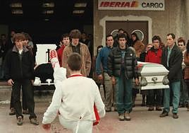 Amigos de Antxon Alonso y Gaizka Razkin sostienen los féretros de los alpinistas en Sondika.