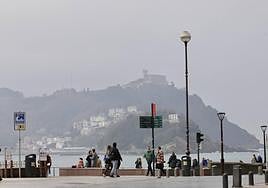 El cielo ha estado mayormente nublado en Donostia esta mañana.
