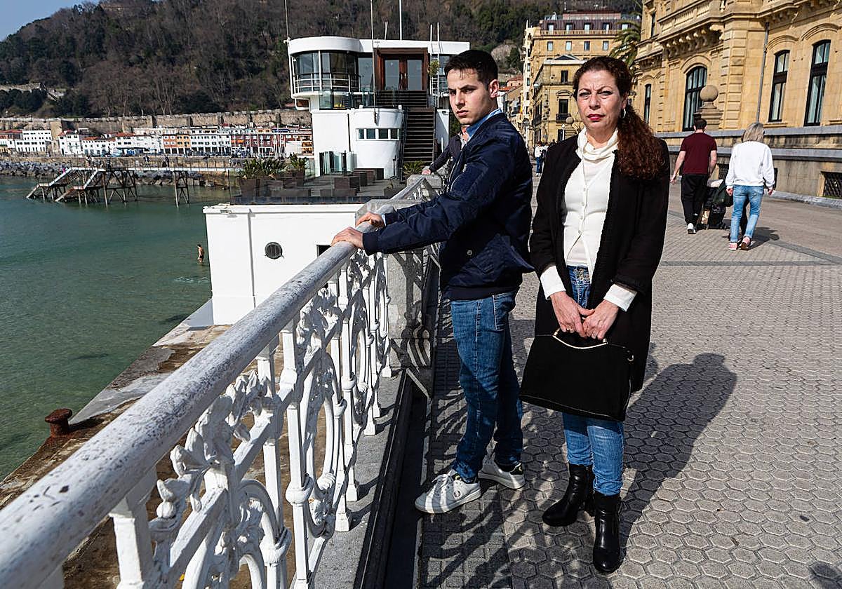 Iker Coca y Fátima Hacine-Bacha, hermano y madre de Santi Coca, cerca del lugar en el que fue agredido.