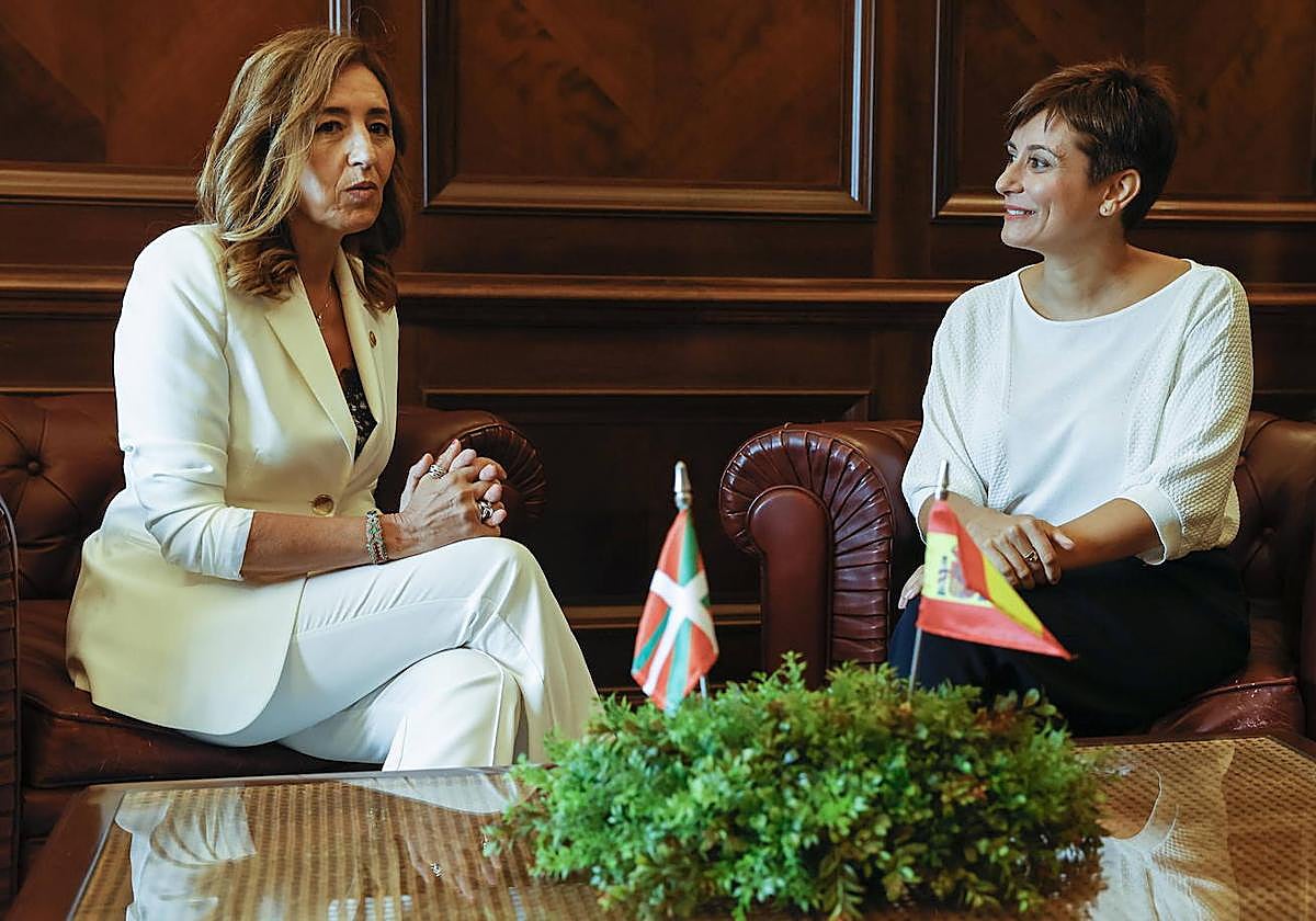 La consejera Olatz Garamendi y la ministra Isabel Rodríguez, en un encuentro anterior.