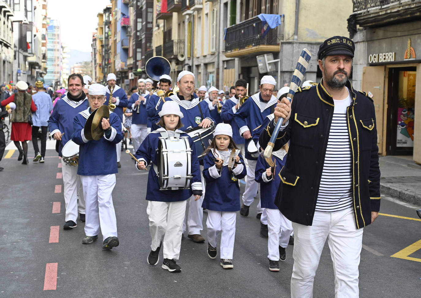 Asteartita pone el broche final a los carnavales de Tolosa