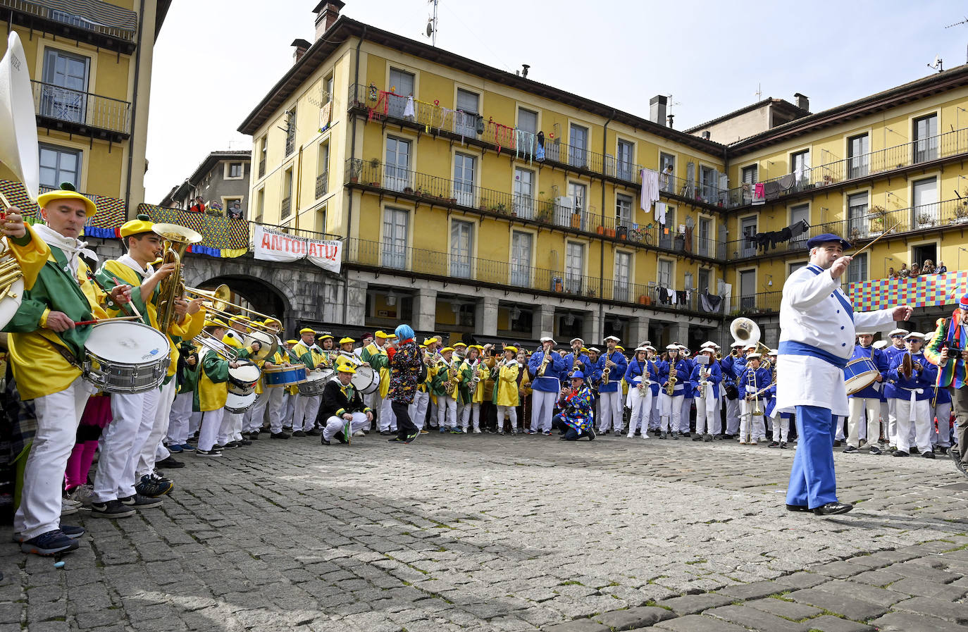 Asteartita pone el broche final a los carnavales de Tolosa