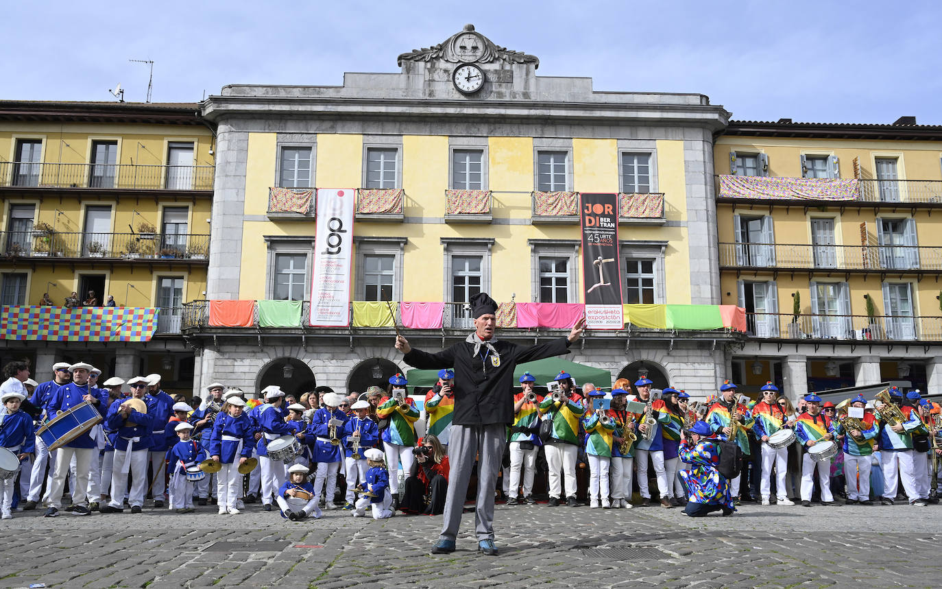 Asteartita pone el broche final a los carnavales de Tolosa