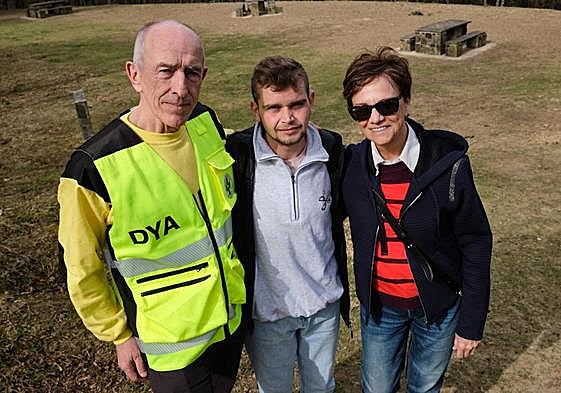 Ivan Marchenko junto a Javier y Gemma, la familia que le acogió en Donostia y con la que ha estado cinco meses tras escapar de la guerra en Ucrania.