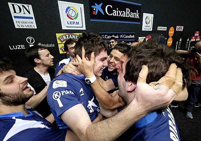 Irribarria celebra con sus amigos su primera txapela como pelotari profesional, el 29 de mayo de 2016.
