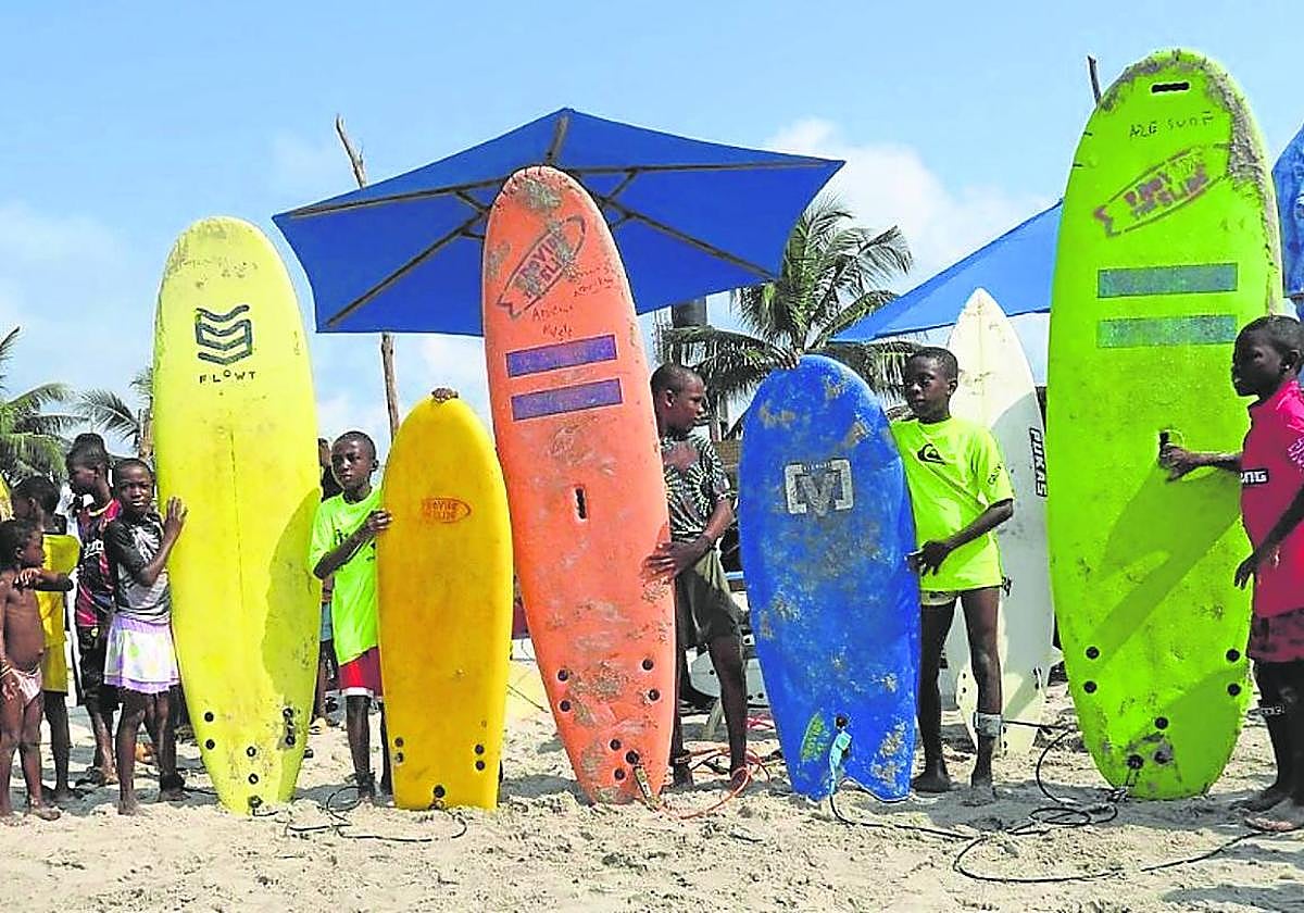 Las primeras 40 tablas ya llegaron a Assinie-Mafia (Costa de Marfil) tras la recogida inicial.
