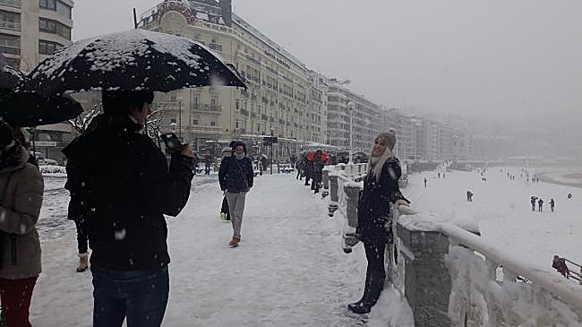 Imagen antes - La playa de la Concha amaneció cubierta de blanco