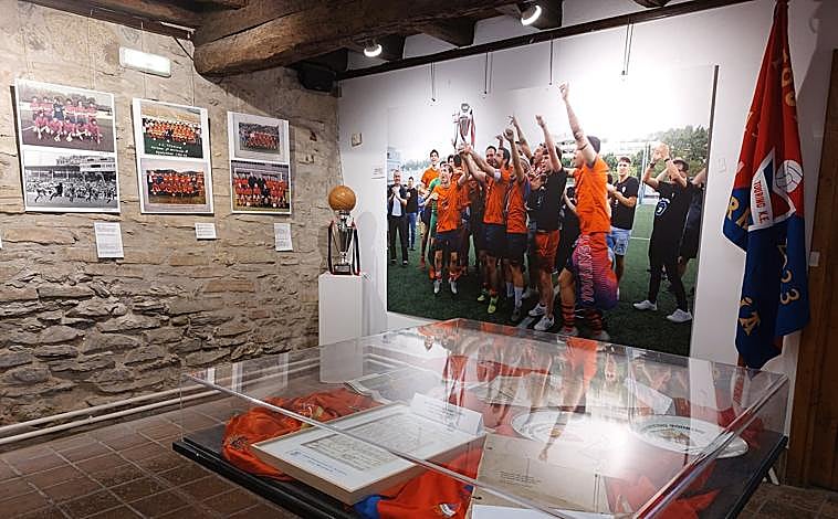 Imagen - Expresidentes y jugadores actuales presenciaron la inauguración.