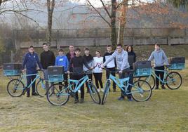 Alumnos y profesores con las cuatro bicicletas adaptadas.