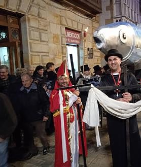 Imagen secundaria 2 - Un multitudinario Entierro de la Sardina despidió el carnaval