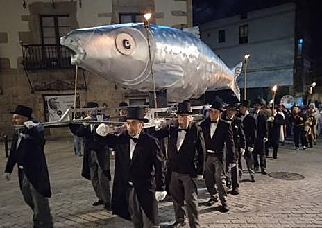 Imagen secundaria 1 - Un multitudinario Entierro de la Sardina despidió el carnaval