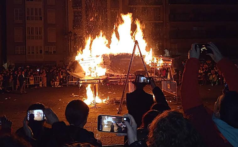 Imagen principal - Un multitudinario Entierro de la Sardina despidió el carnaval