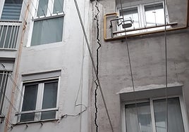 Grieta de un edificio de la calle Zubieta que Satorralaia vincula con las obras del Topo.