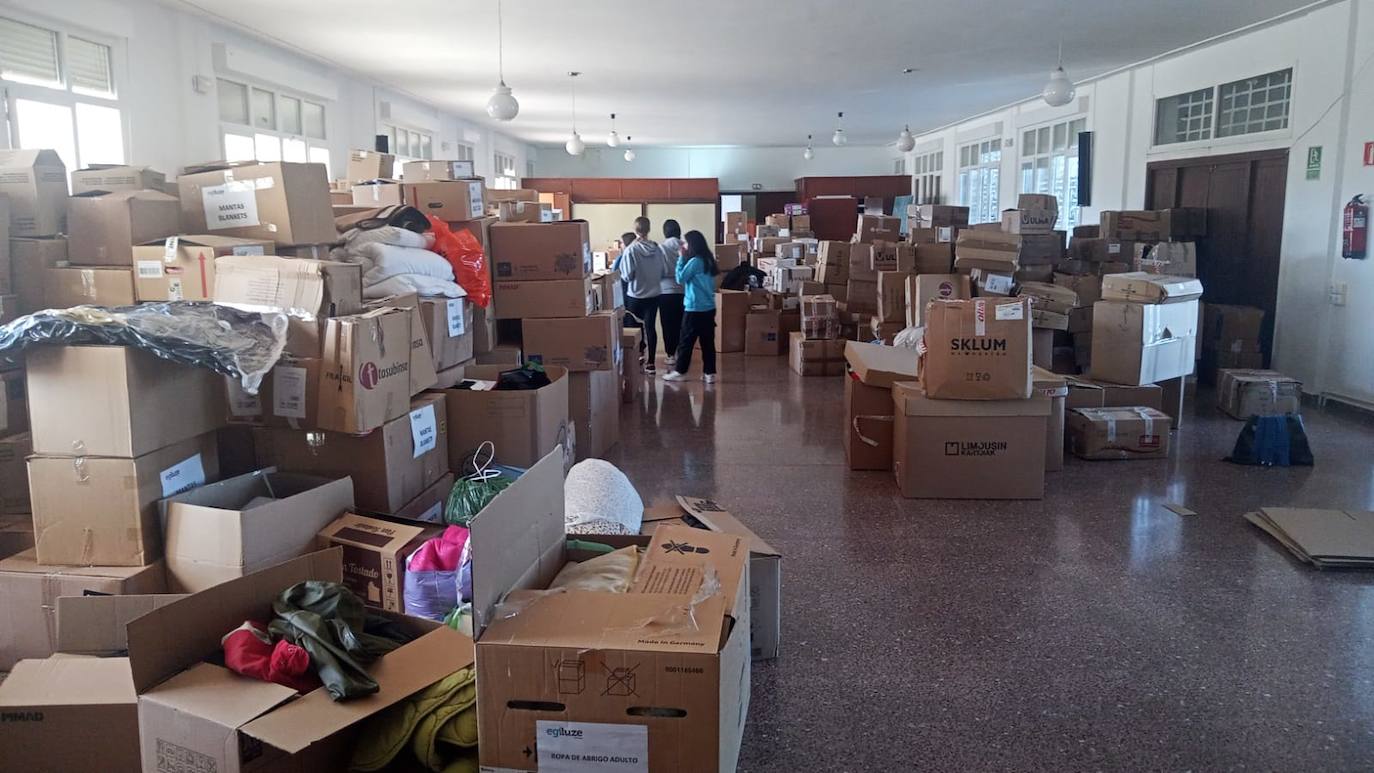 Ropa y calzado recibido en el colegio Egiluze de Errenteria