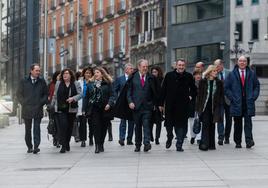 El consejero Pedro Azpiazu, junto a Aitor Esteban y otros representantes de la delegación vasca, este jueves en Madrid.