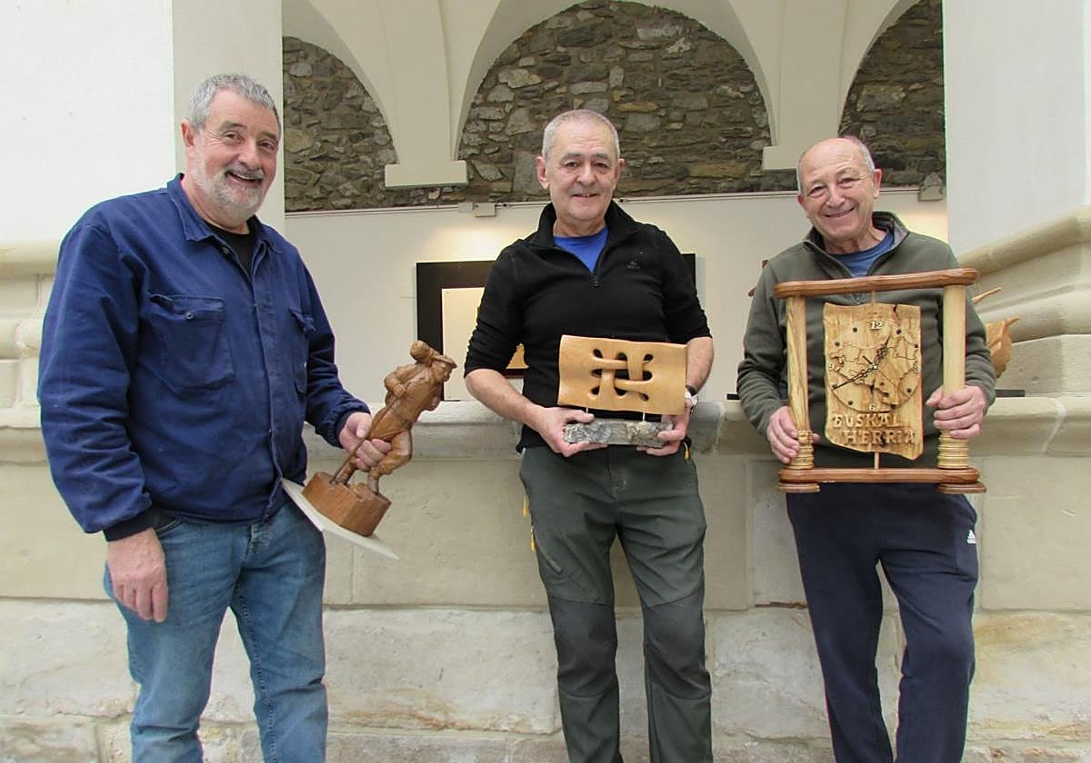 Iñaki Kortabarria, Txema Agirre y Alfredo Nieto muestran algunas de las piezas de la exposición.