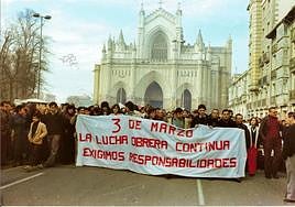 Imagen de la manifestación realizada en 1977, en el 1º aniversario de los hechos del 3 de marzo, parte de la muestra.