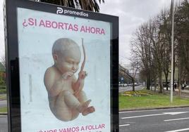 Marquesina saboteada ayer cerca de la plaza del Centenario.