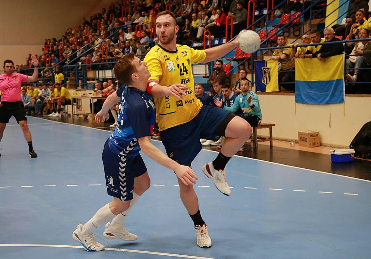 Mitic intenta un lanzamiento desde seis metros.