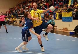 Mitic intenta un lanzamiento desde seis metros.