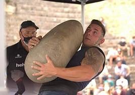 Paulo Azpiazu, en pleno esfuerzo acompañado por Izeta II, su preparador.